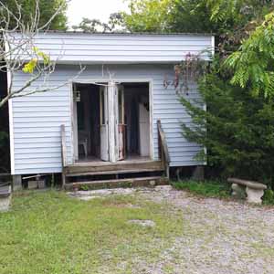 The bathroom and shower cabins, while essential, seemed a bit past their prime.
